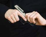 Thi trượt, dùng súng uy hiếp vợ thầy